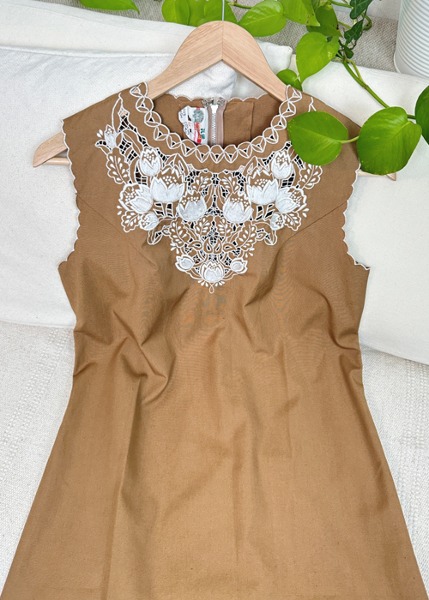 (us)brown embroidered dress